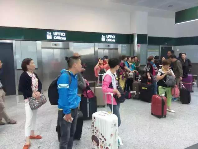 久盛地板員工首批歐洲四國(guó)游抵達(dá)意大利.jpg