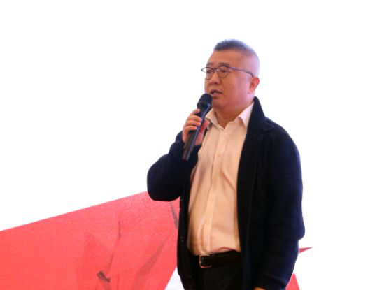 在消費升級的大背景下，在美學(xué)消費意識覺醒的大趨勢下，地板行業(yè)有這樣一位先行者——書香門地，以時尚的設(shè)計和理念引領(lǐng)市場，在產(chǎn)品定位上，始終走高端價值鏈的方式，倡導(dǎo)“美能增值”的核心消費理念，開創(chuàng)“美學(xué)”地板先河，順應(yīng)了消費需求發(fā)展的趨勢，彌補了國內(nèi)高端市場的空白。2018年書香門地“聚勢·創(chuàng)變·領(lǐng)航”的新征程已經(jīng)開啟！