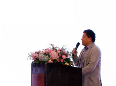 在消費升級的大背景下，在美學(xué)消費意識覺醒的大趨勢下，地板行業(yè)有這樣一位先行者——書香門地，以時尚的設(shè)計和理念引領(lǐng)市場，在產(chǎn)品定位上，始終走高端價值鏈的方式，倡導(dǎo)“美能增值”的核心消費理念，開創(chuàng)“美學(xué)”地板先河，順應(yīng)了消費需求發(fā)展的趨勢，彌補了國內(nèi)高端市場的空白。2018年書香門地“聚勢·創(chuàng)變·領(lǐng)航”的新征程已經(jīng)開啟！