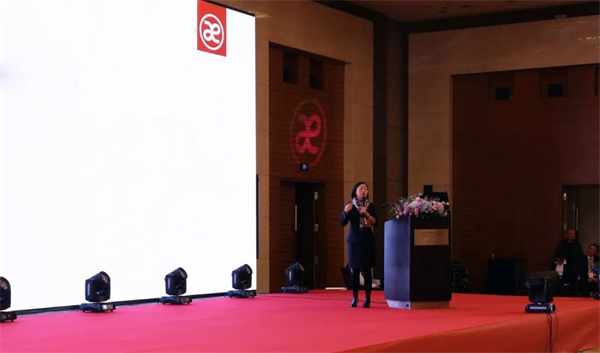 在消費升級的大背景下，在美學(xué)消費意識覺醒的大趨勢下，地板行業(yè)有這樣一位先行者——書香門地，以時尚的設(shè)計和理念引領(lǐng)市場，在產(chǎn)品定位上，始終走高端價值鏈的方式，倡導(dǎo)“美能增值”的核心消費理念，開創(chuàng)“美學(xué)”地板先河，順應(yīng)了消費需求發(fā)展的趨勢，彌補了國內(nèi)高端市場的空白。2018年書香門地“聚勢·創(chuàng)變·領(lǐng)航”的新征程已經(jīng)開啟！