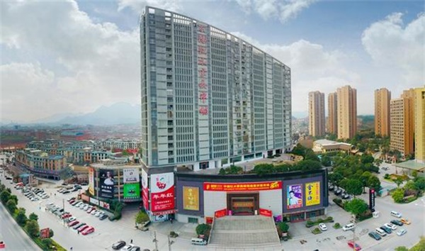 紅木家具行業(yè)既是傳統(tǒng)制造業(yè)，也是文化產(chǎn)業(yè)，在新經(jīng)濟環(huán)境背景下，面臨著傳承與創(chuàng)新的雙重使命。2018年紅木家具行業(yè)的行情走勢將會如何？新消費群體崛起紅木家具行業(yè)該如何審時度勢？又該如何將新文化元素融入到家具產(chǎn)品當(dāng)中？作為家居行業(yè)典型的奢侈品代表又該如何發(fā)揮它的產(chǎn)品價值？