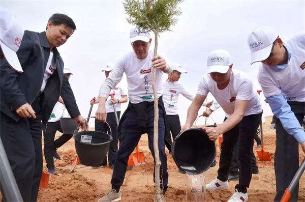 大自然家居榮獲“民族品牌，中國(guó)力量”稱號(hào)