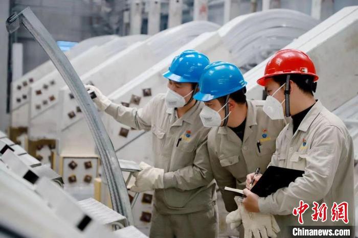 圖為來賓市一家鋁企業里工人忙碌工作。 來賓市工業園區供圖 圖為來賓市一家鋁企業里工人忙碌工作。 來賓市工業園區供圖