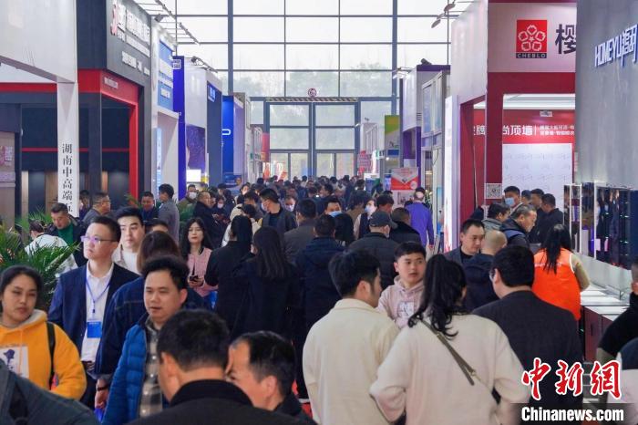 展會(huì)現(xiàn)場(chǎng)人氣旺盛。 主辦方供圖 展會(huì)現(xiàn)場(chǎng)人氣旺盛。 主辦方供圖